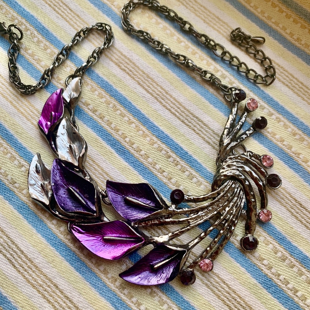 💜 Purple Calla Lilies Leaf Spray & Crystals Silver Tone Statement Necklace 💜